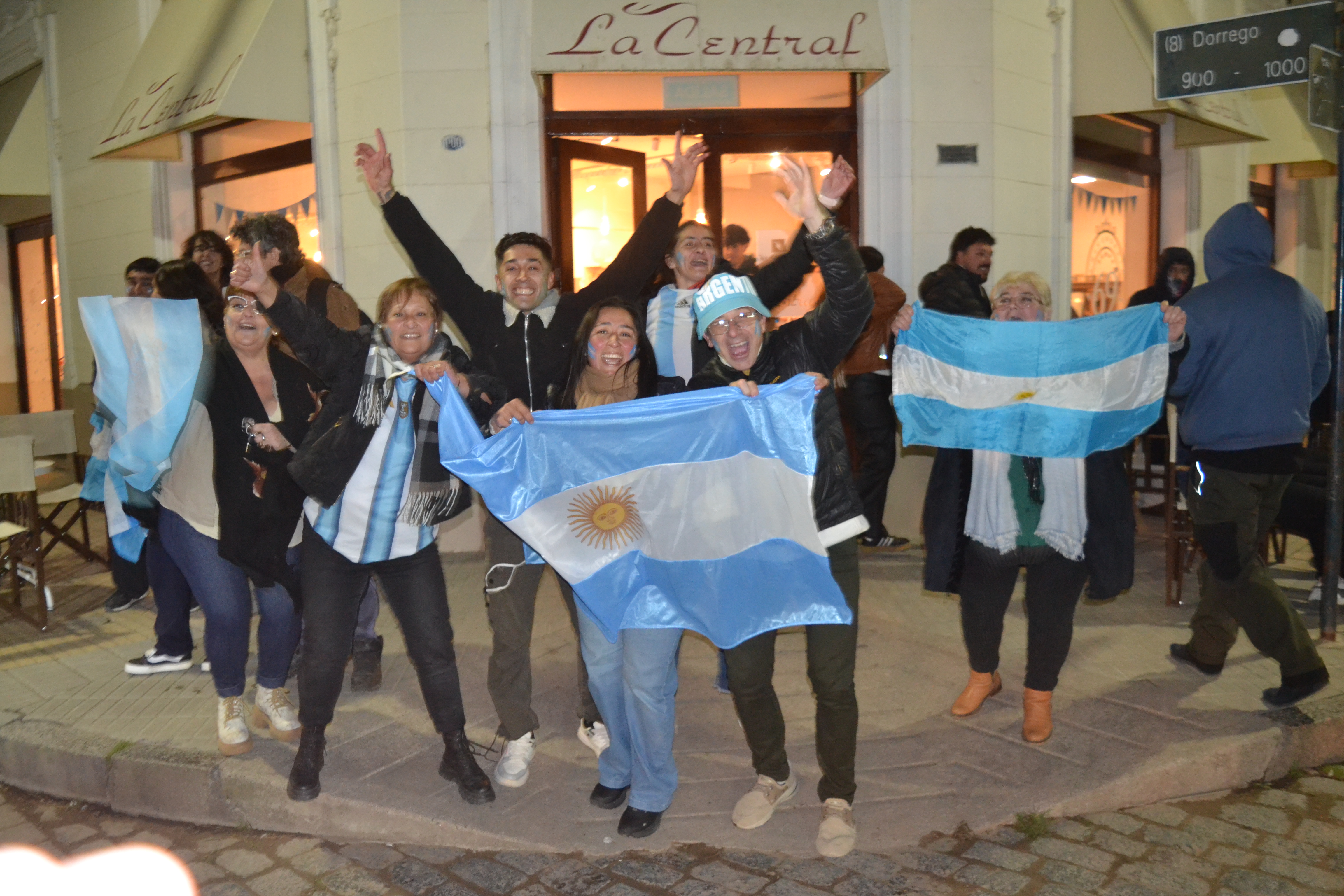 Coronel Pringles se vistió de celeste y blanco para celebrar el pase de Argentina a octavos de final