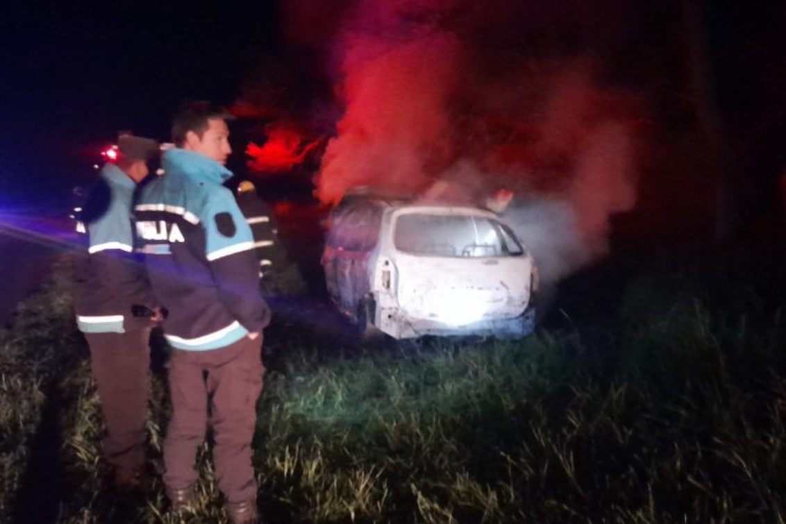 Un incendio destruyó el auto de turistas marplatenses camino a Claromecó