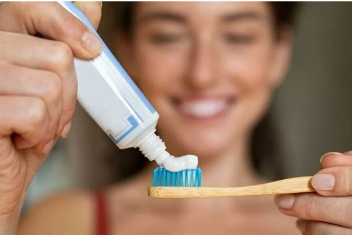 Alerta por lesiones bucales: prohíben una pasta dental de una marca reconocida