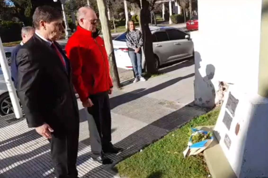 Se depositaron  ofrendas florales en el Cenotafio del soldado Aroldo Rubén Romano