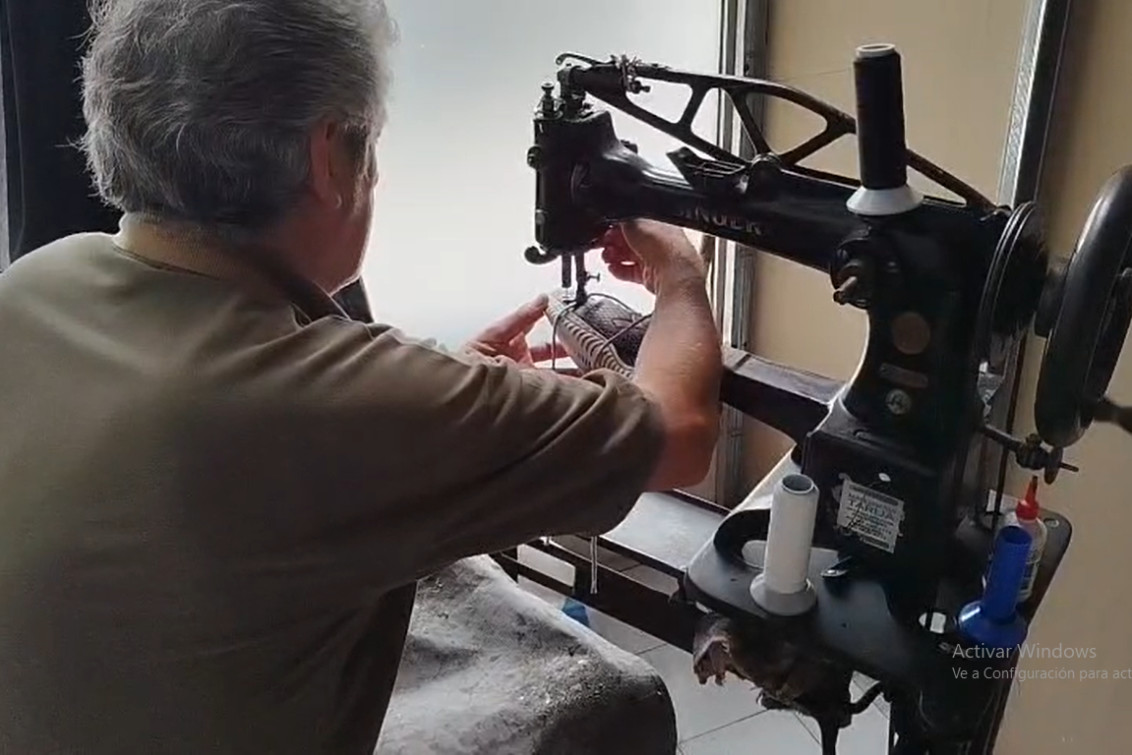  “EL ZAPATERO”: Daniel Acosta y un oficio que se mantiene gracias a la reparación