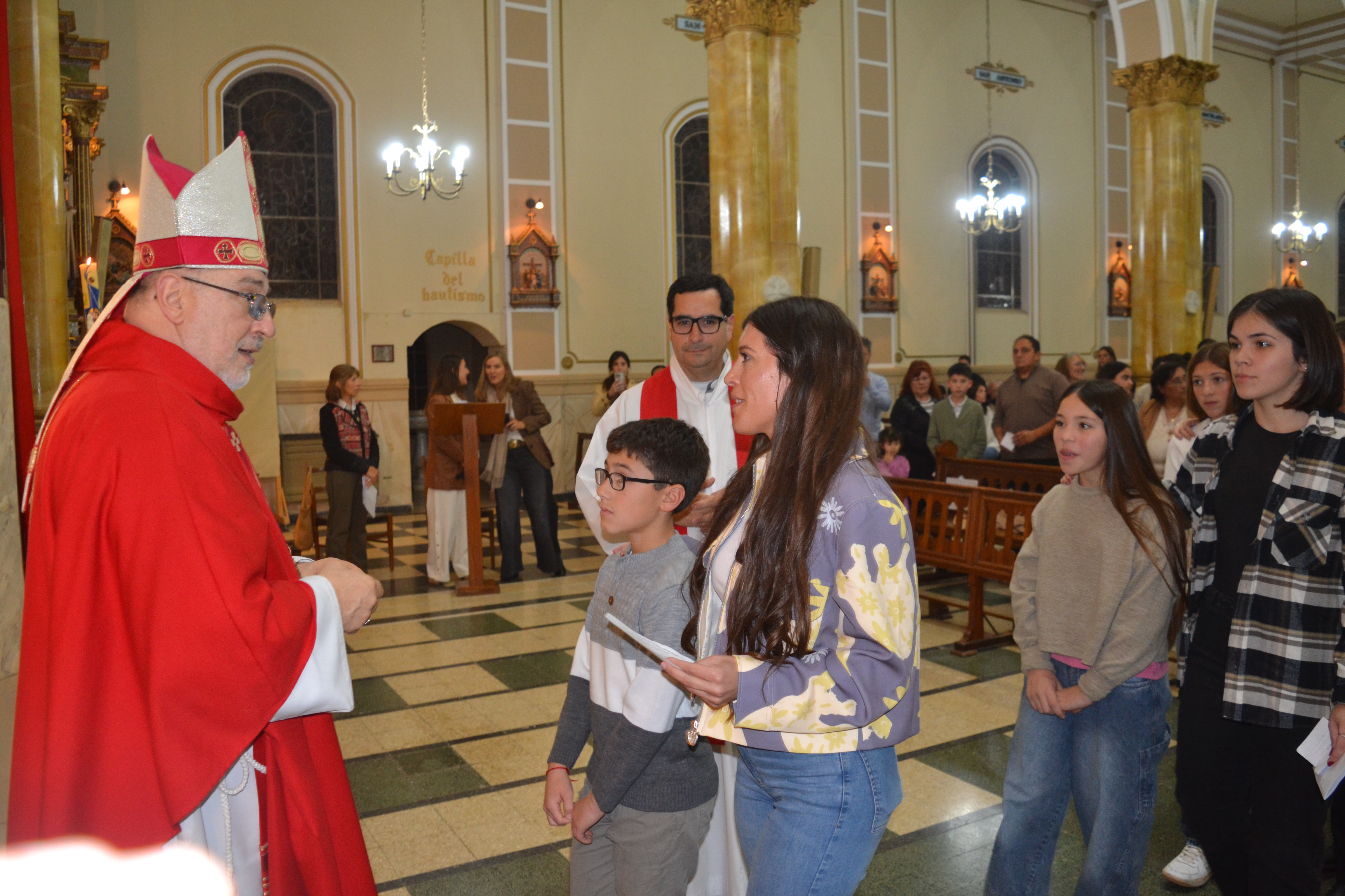  Emotiva celebración de Confirmación en la Parroquia Santa Rosa de Lima