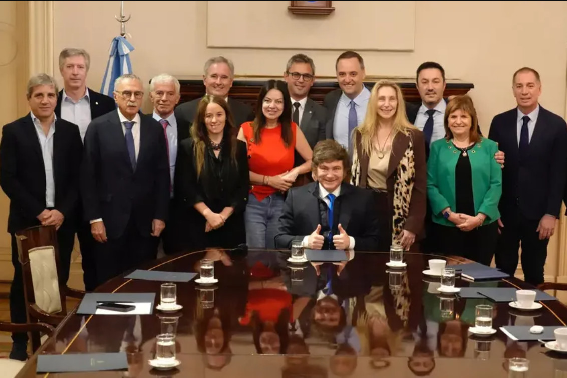 Frente a todos los ministros, Milei le dio a Adorni un fuerte respaldo