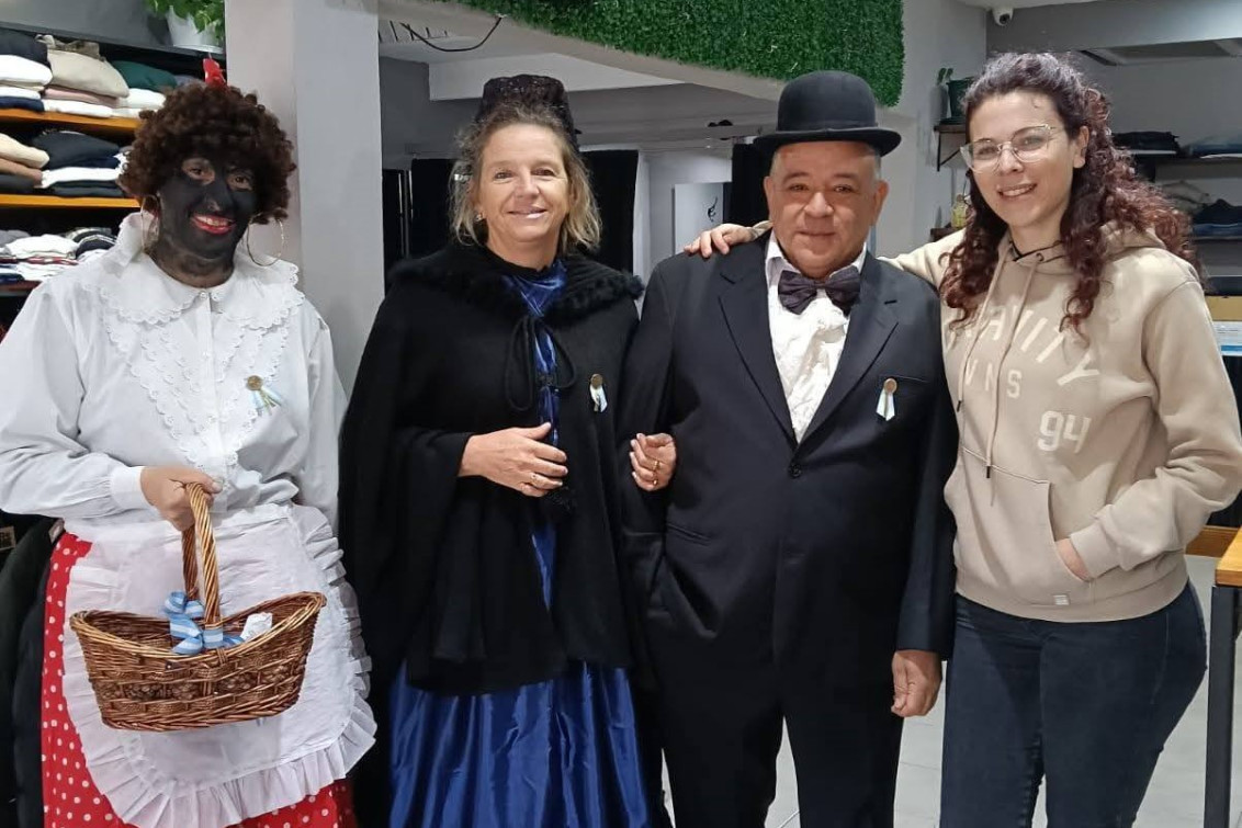 Con personajes de época y escarapelas, la EP N° 11 promocionó su venta de pollos para el 25 de Mayo