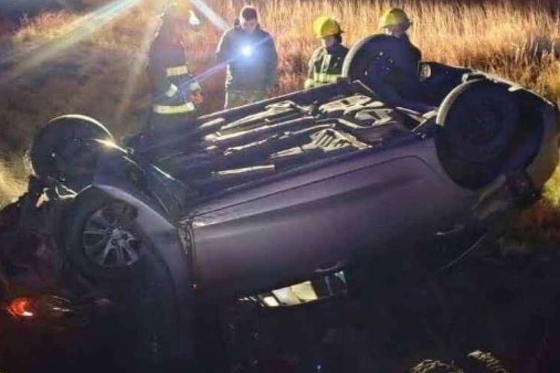  Volcó un auto en la Ruta 51 y lo dejaron abandonado