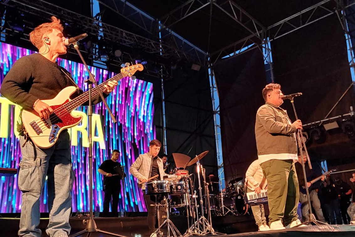 LA CIUDAD CELEBRÓ CON “LOS TOTORA”, BANDAS MUSICALES Y UN DESFILE MULTITUDINARIO