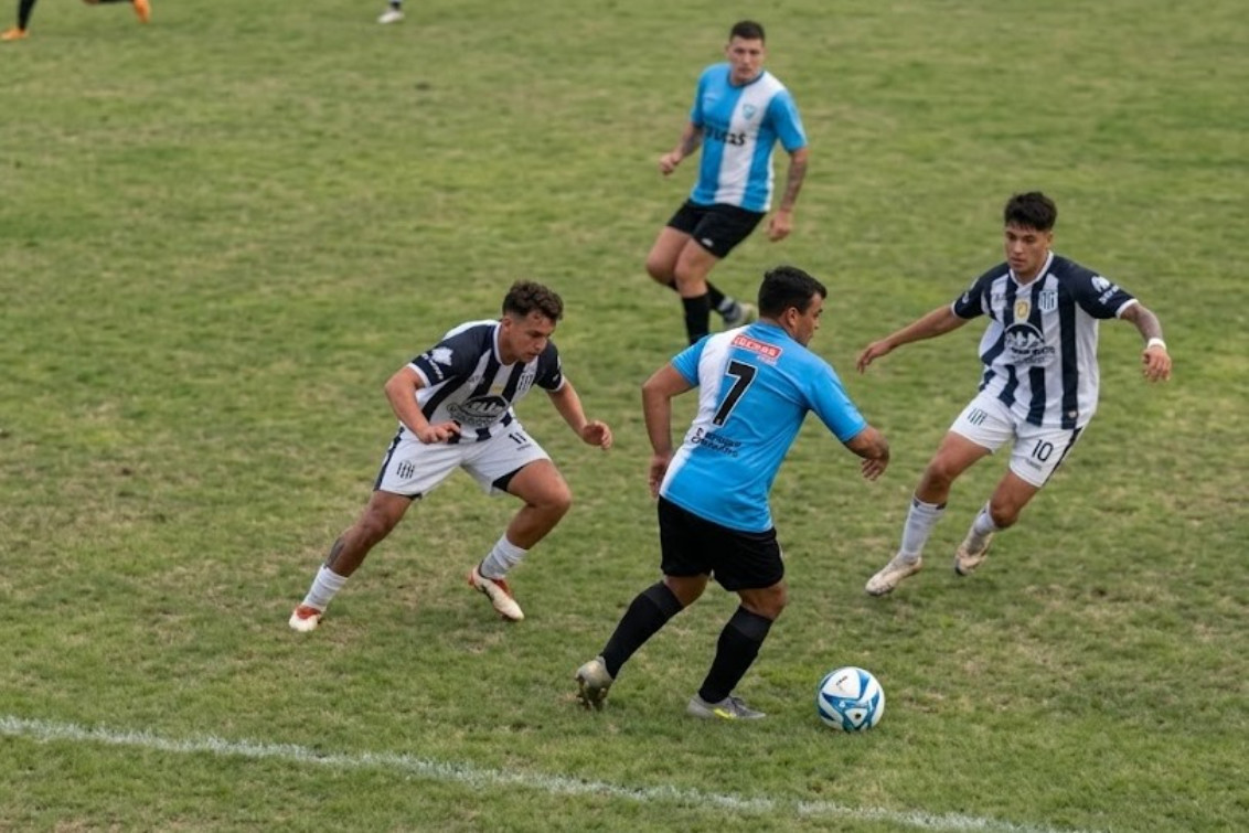 Alem tuvo un amargo debut como local