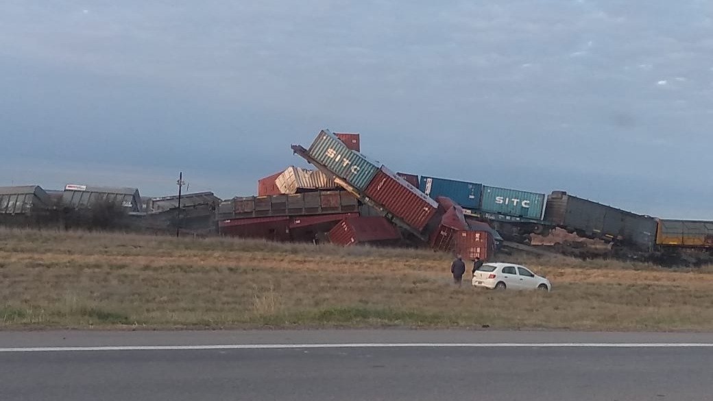 Impresionante descarrilamiento de un tren de carga  en Bahía Blanca