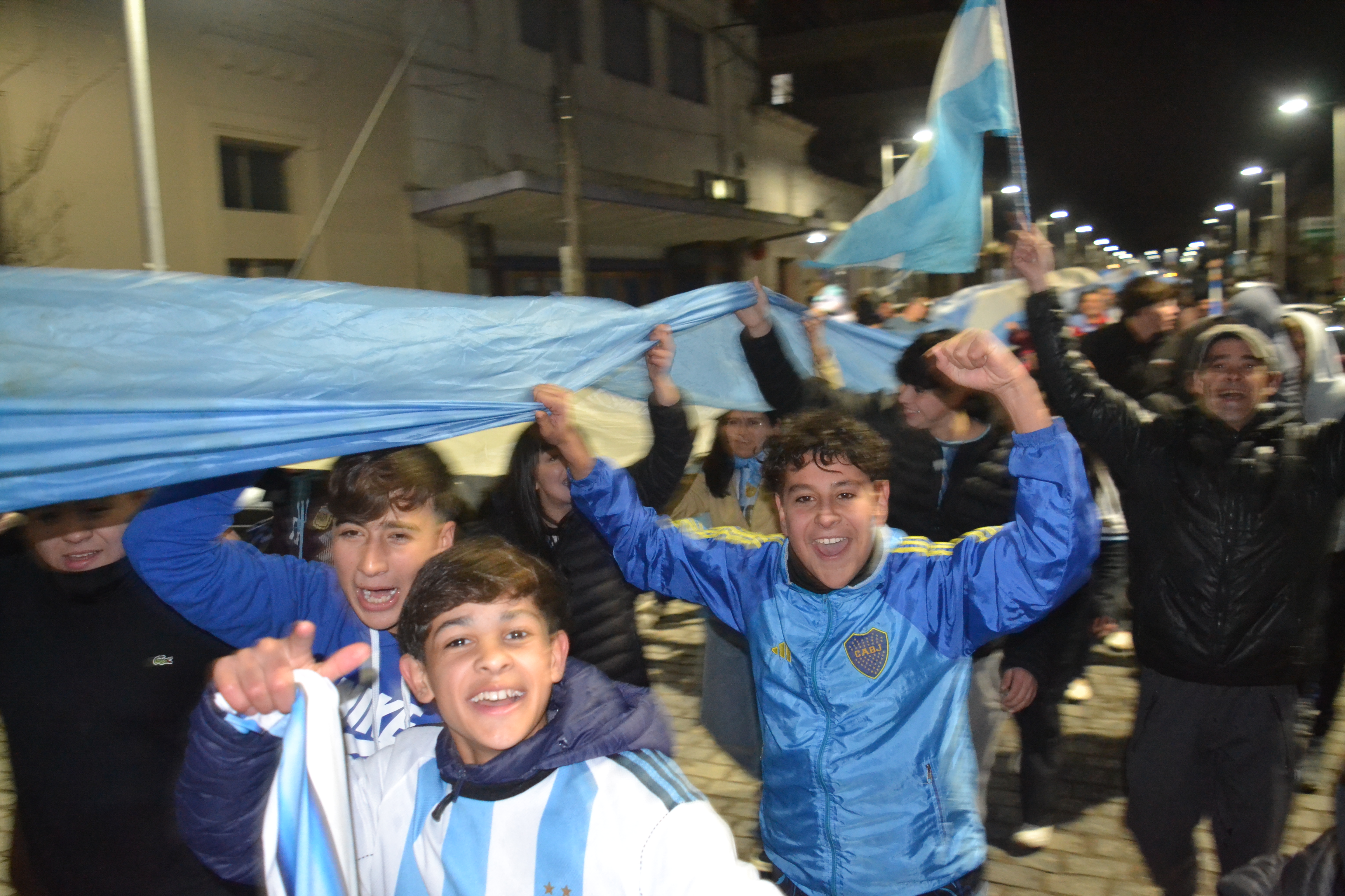 La ciudad volvió a vestirse de celeste y blanco para celebrar el pase de Argentina a las semifinales