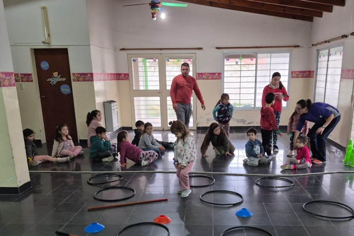  El CEF Nº 25 lleva juegos y gimnasia a las UDIS durante las vacaciones de invierno