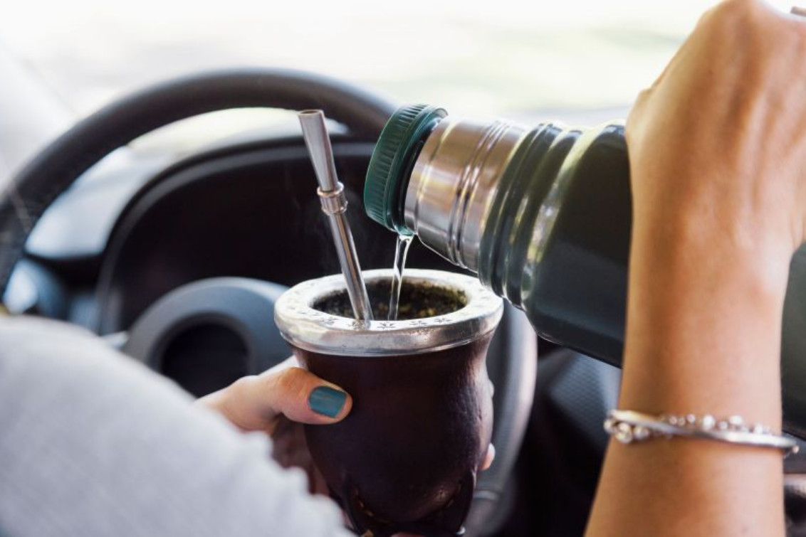 Multas de hasta $420.000: Las provincias donde está prohibido tomar mate y fumar al volante