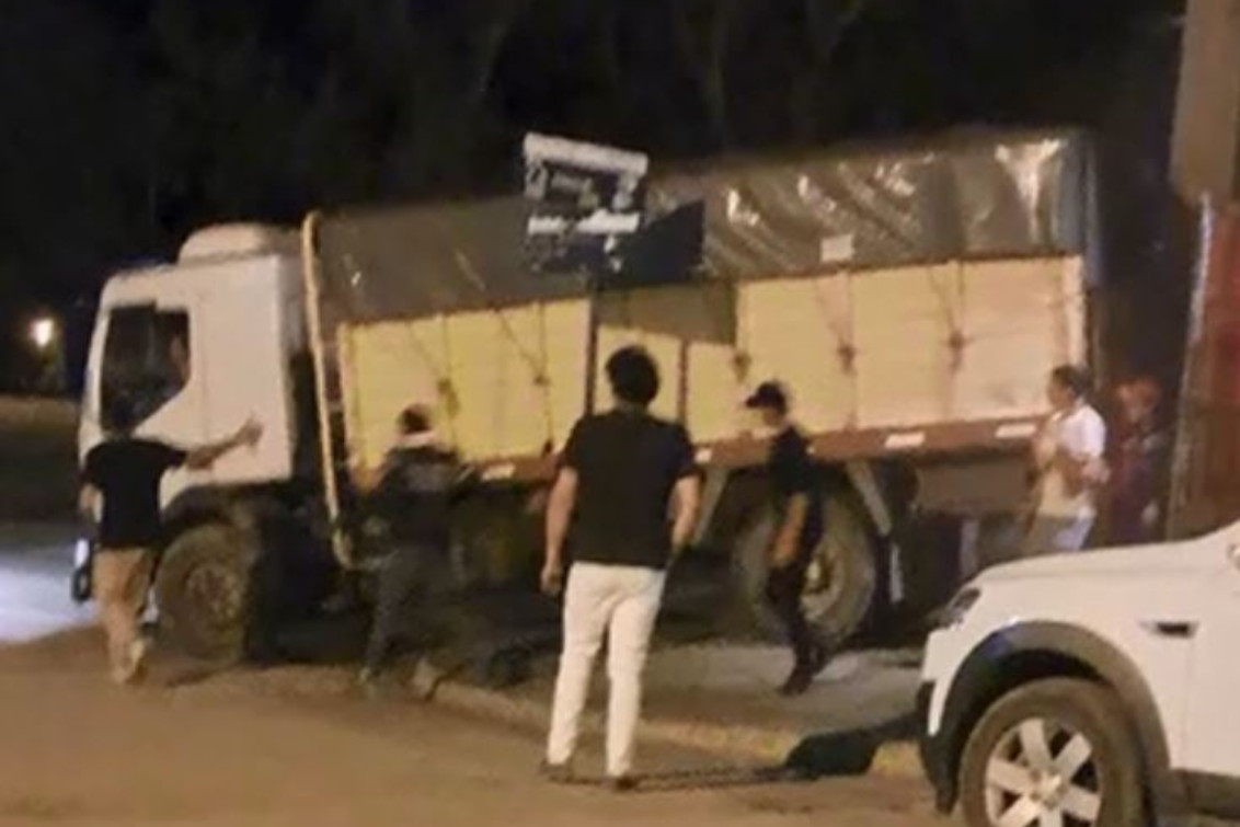  Relatos Salvajes en Orense: incrustó el camión en el boliche porque lo echaron