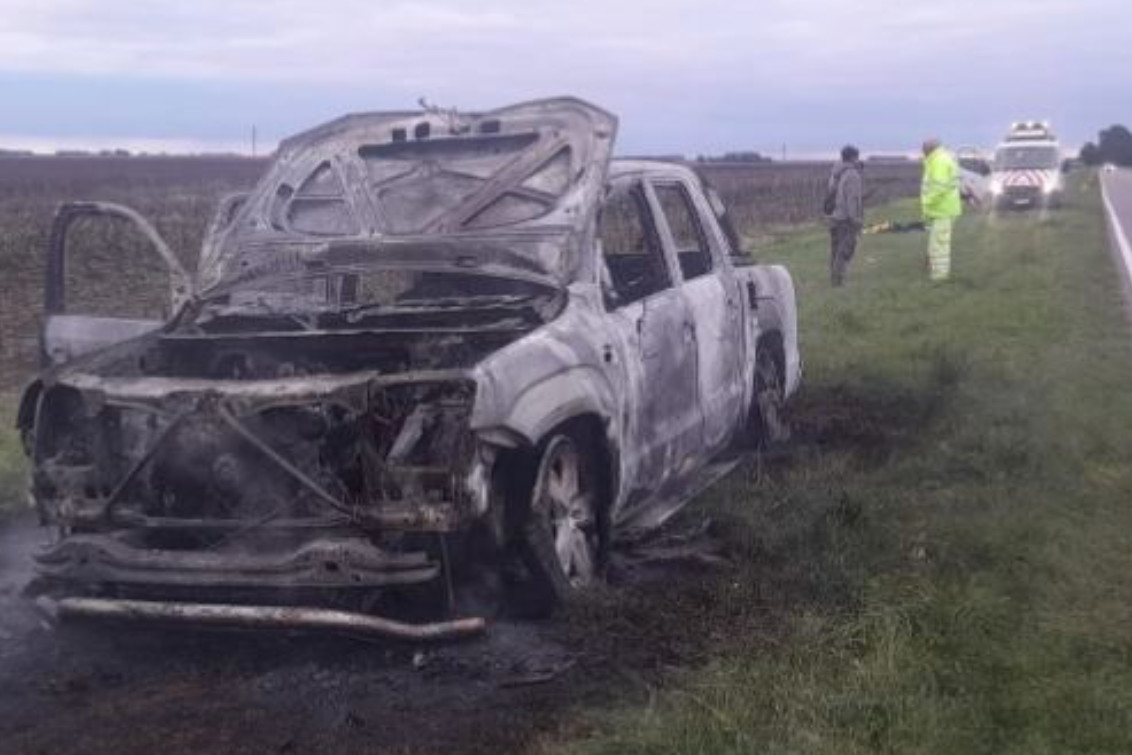 Pérdidas totales en incendio de camioneta sobre Ruta 3
