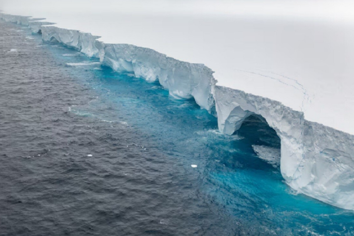 El iceberg más grande del mundo flota a la deriva por el océano Antártico  