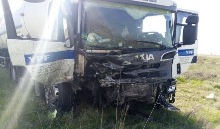  Ruta 33: dos muertos tras un choque entre un camión y una camioneta