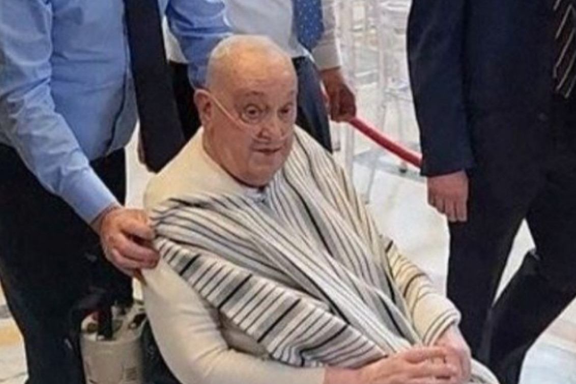  EL PAPA FRANCISCO VISITÓ LA BASÍLICA DE SAN PEDRO EN CAMISETA Y PONCHO