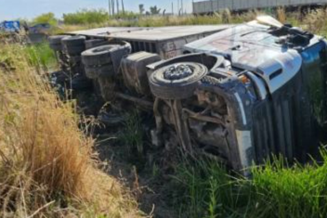  Volcó un camión en Don Bosco y la ruta 33: el conductor dio positivo de cocaína