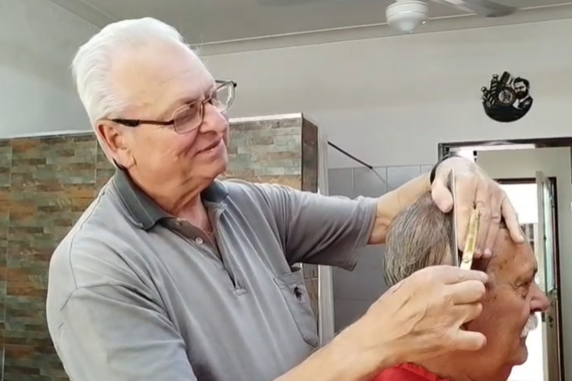  Juan Carlos Cesoni, una vida entre tijeras, navajas y generaciones