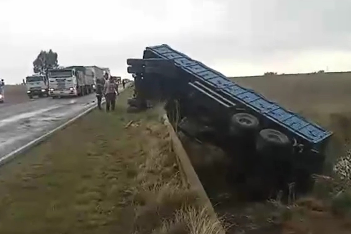  Un camión volcó su semi en la Ruta 51