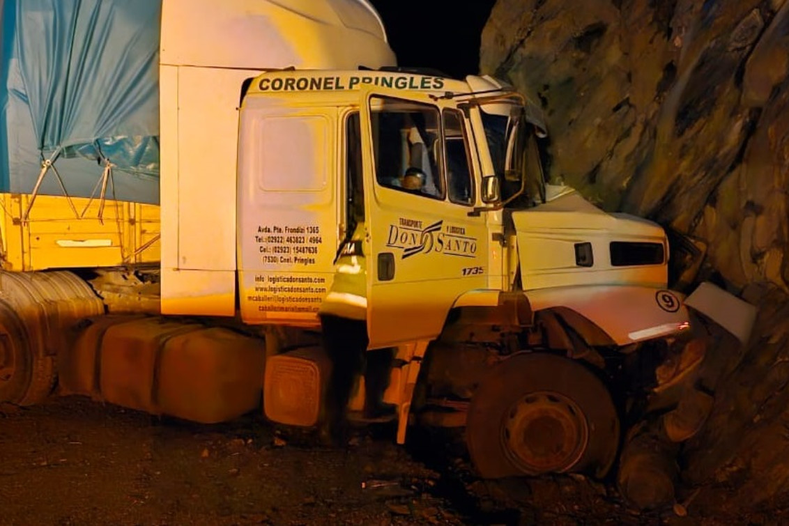  Un camionero pringlense chocó contra la ladera de la montaña, en Paso Garibaldi 