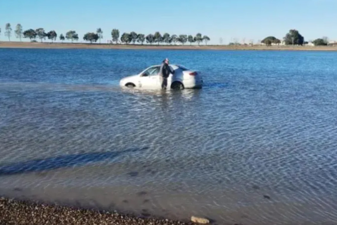 San Antonio Oeste: Un auto quedó atrapado en el mar y un joven sufrió hipotermia