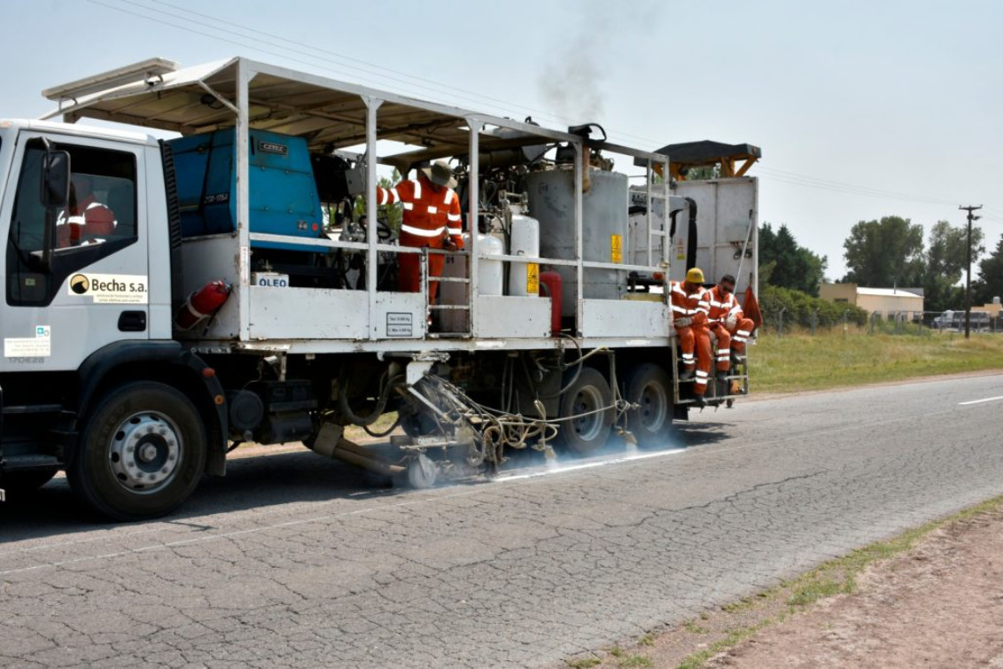  Plan de mejoras viales: Intensos trabajos de pintura y bacheo en las rutas de la Comarca