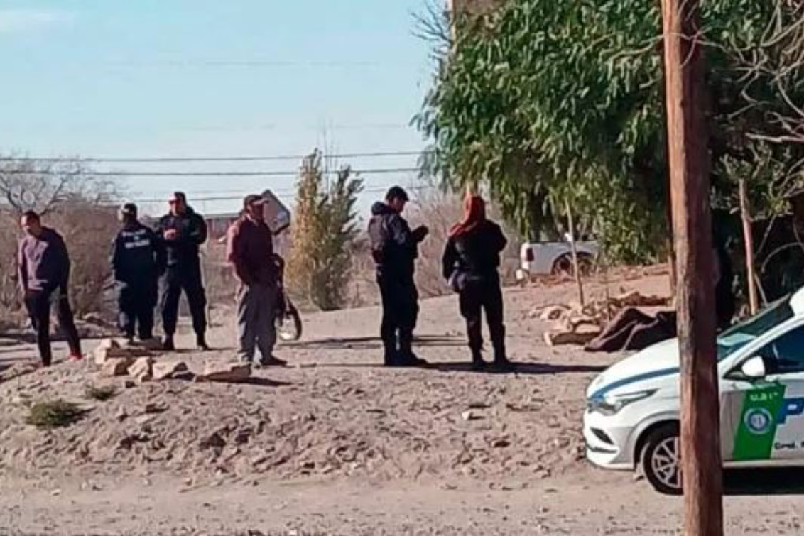   Conmoción en General Roca: un hombre en situación de calle murió de frío en la vereda