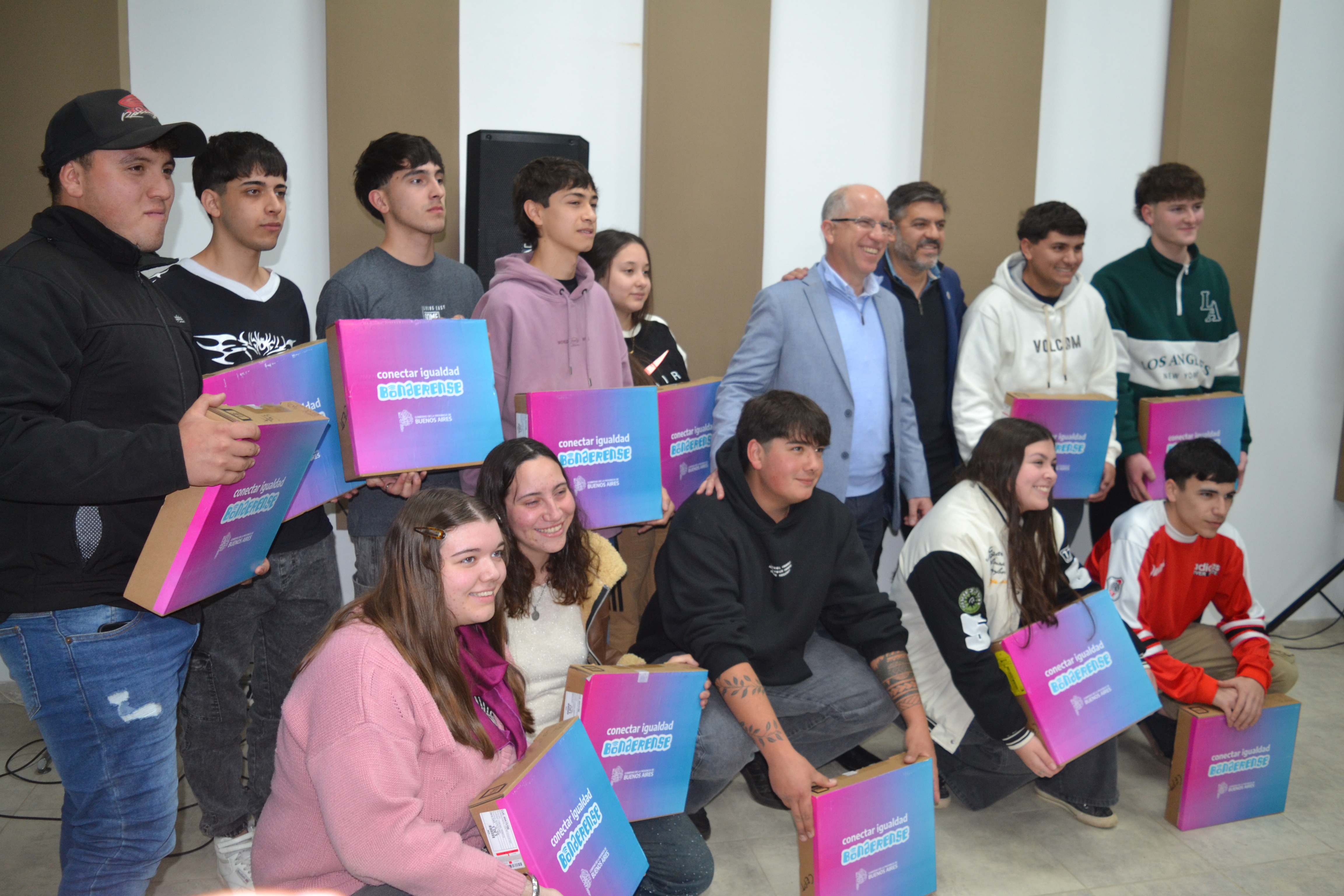 Inauguraron la ampliación del Centro Universitario II y entregaron netbooks y escrituras en Pringles