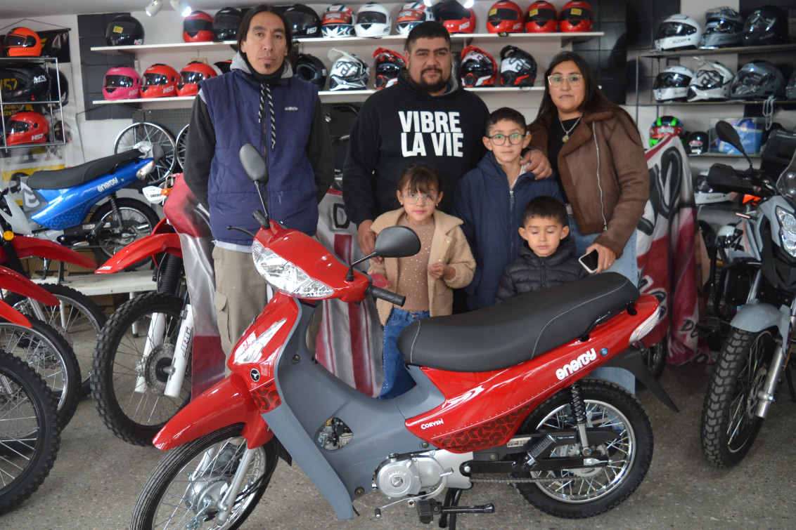  Maximiliano Suárez recibió la moto de la rifa del Club “El Divisorio”