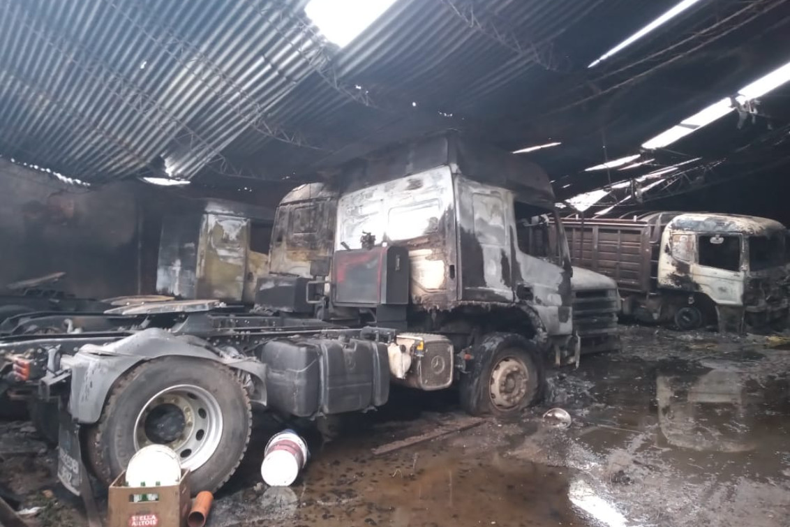  Devastador incendio intencional: las llamas consumieron un supermercado, 5 camiones y un auto