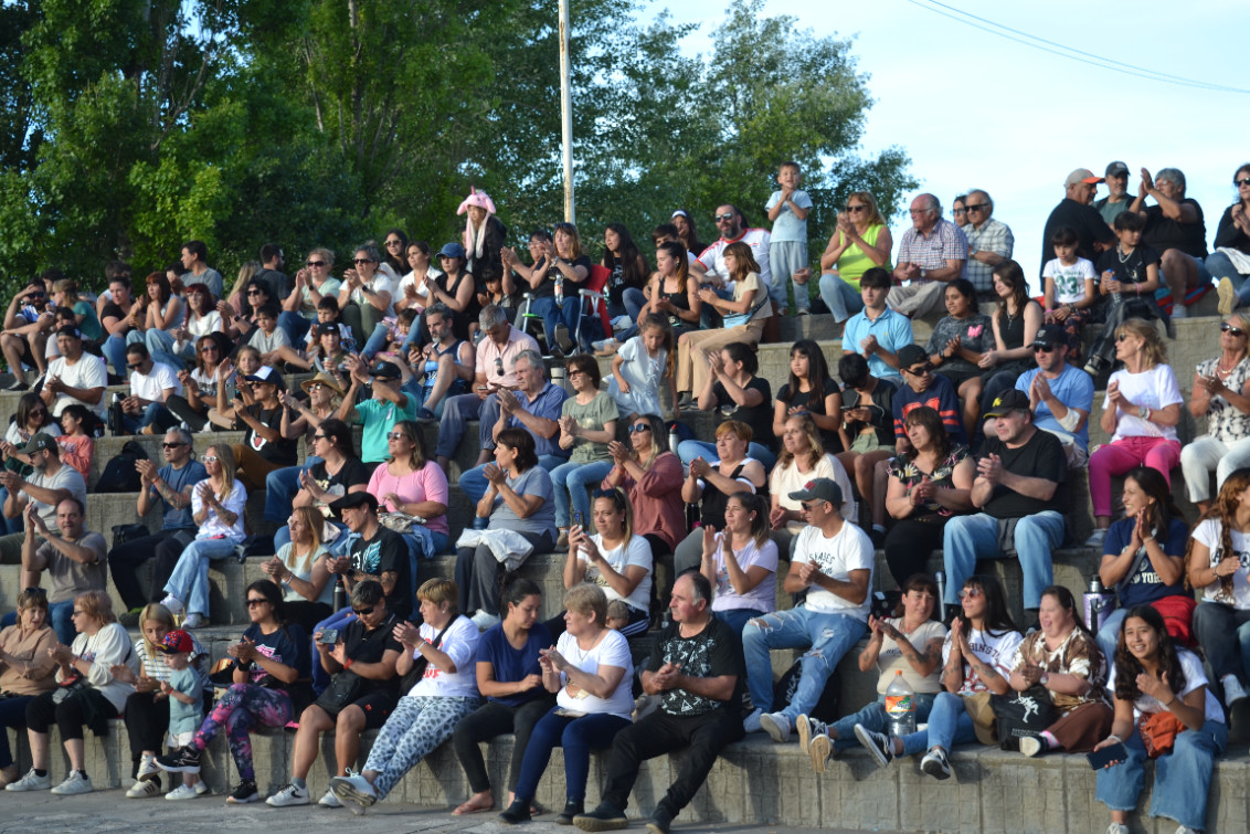 La Plaza de los Abrazos reunió a Pringles en un gesto solidario por Alvarito