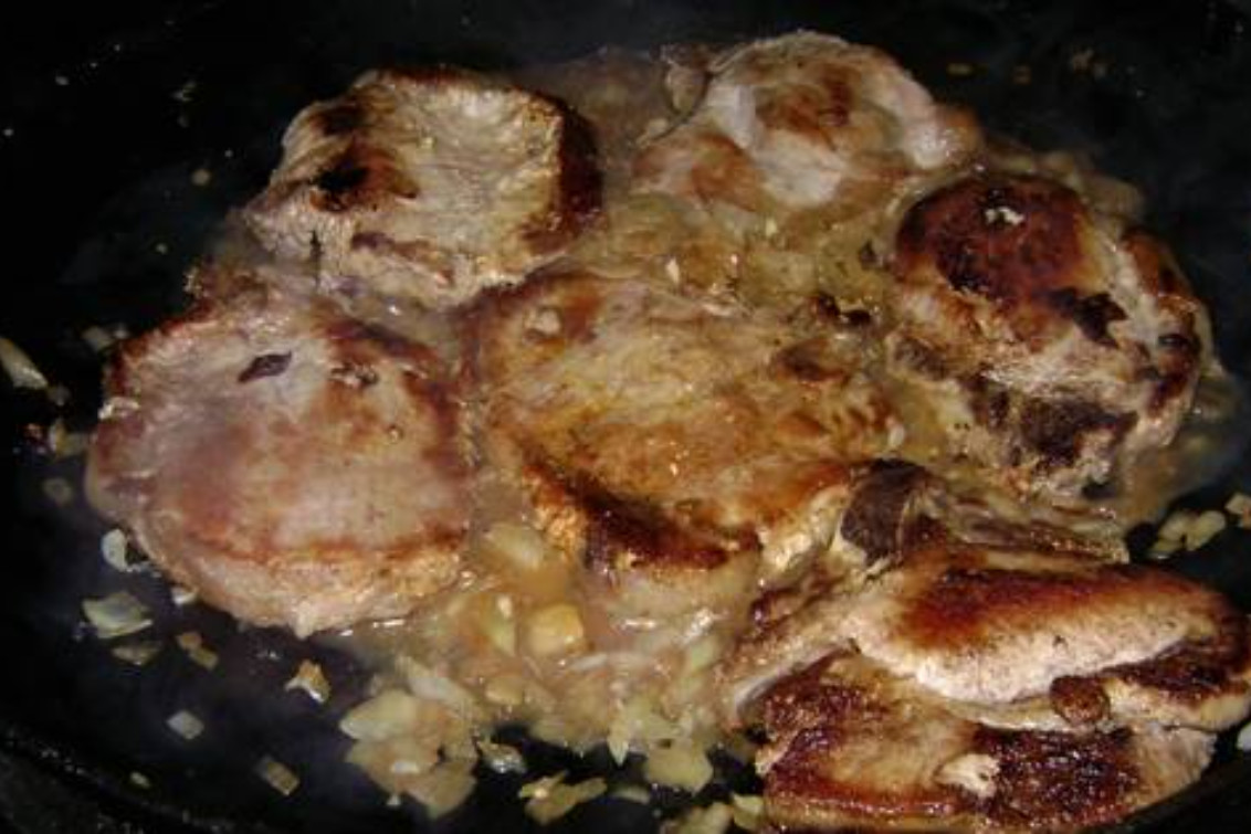 Chuletas De Cerdo A La Cerveza En Disco De Arado