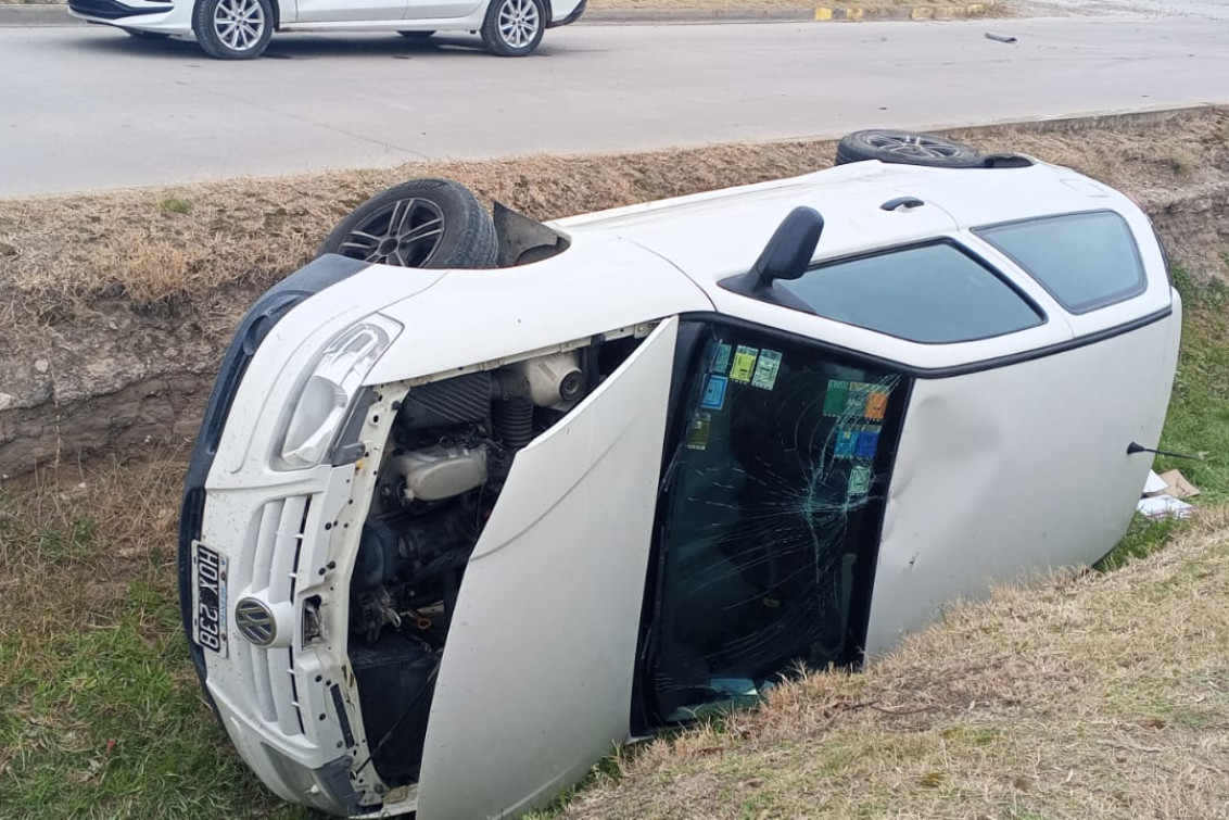 Un auto volcó en el zanjón del Boulevard 13 tras ser impactado por otro vehículo