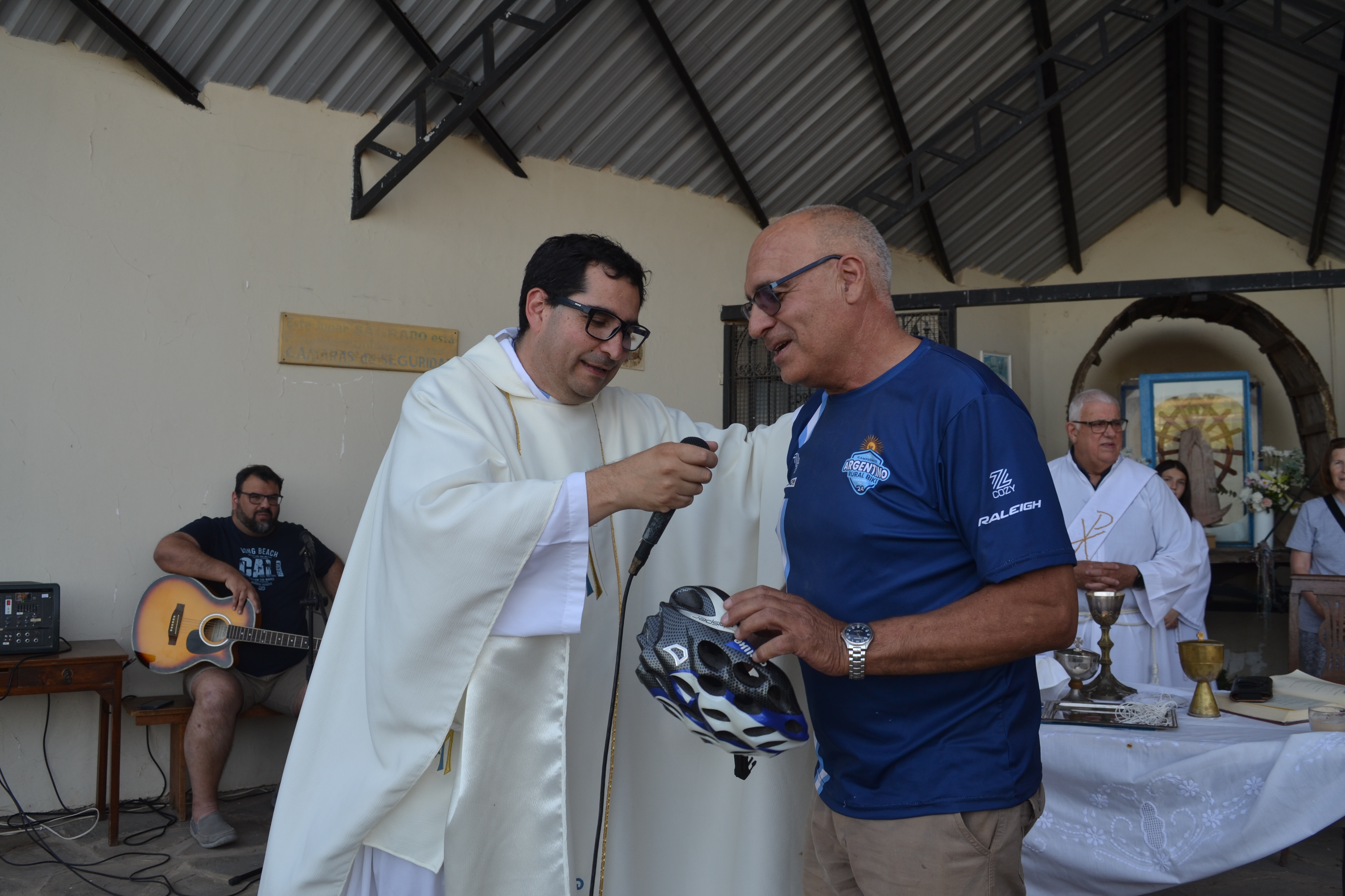 Pringles celebró el Día de la Virgen con bendiciones, misa, procesión y peregrinación ciclística