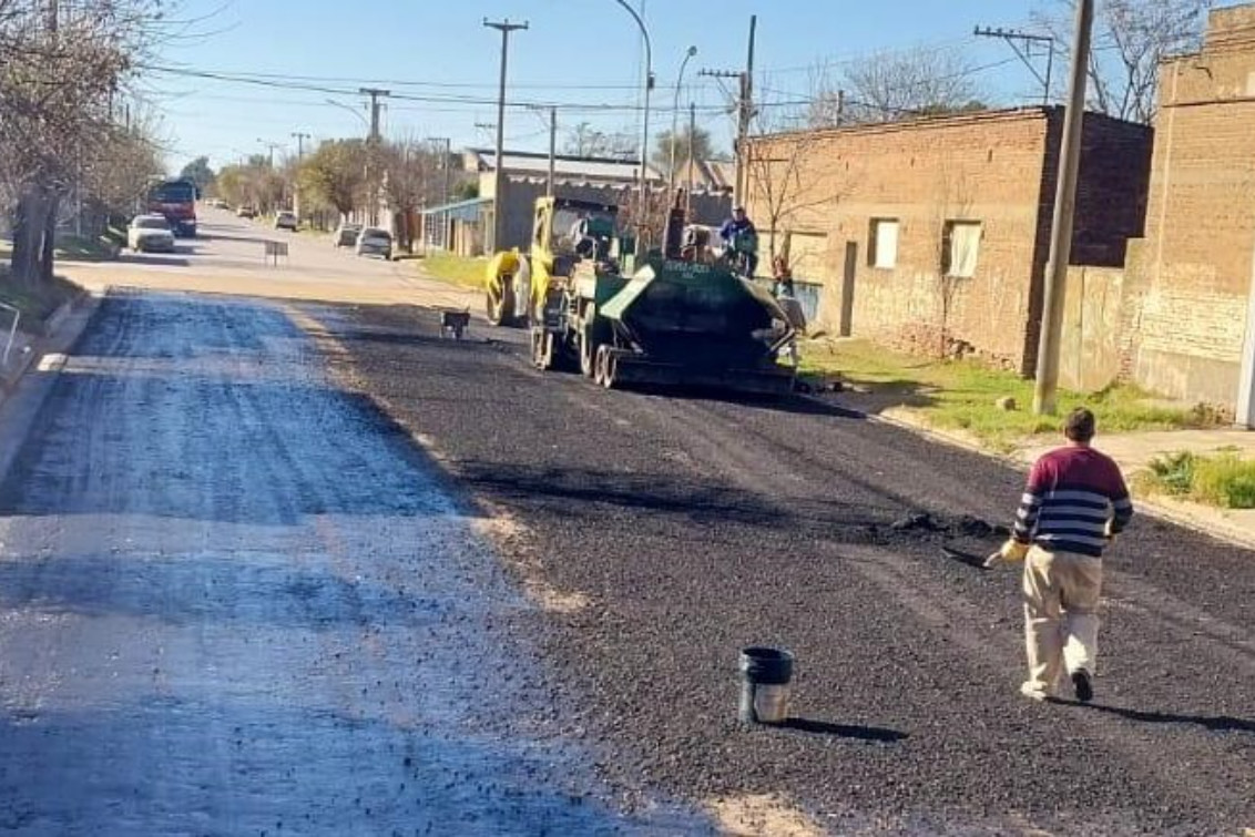  Continúa la obra de asfalto en Indio Rico