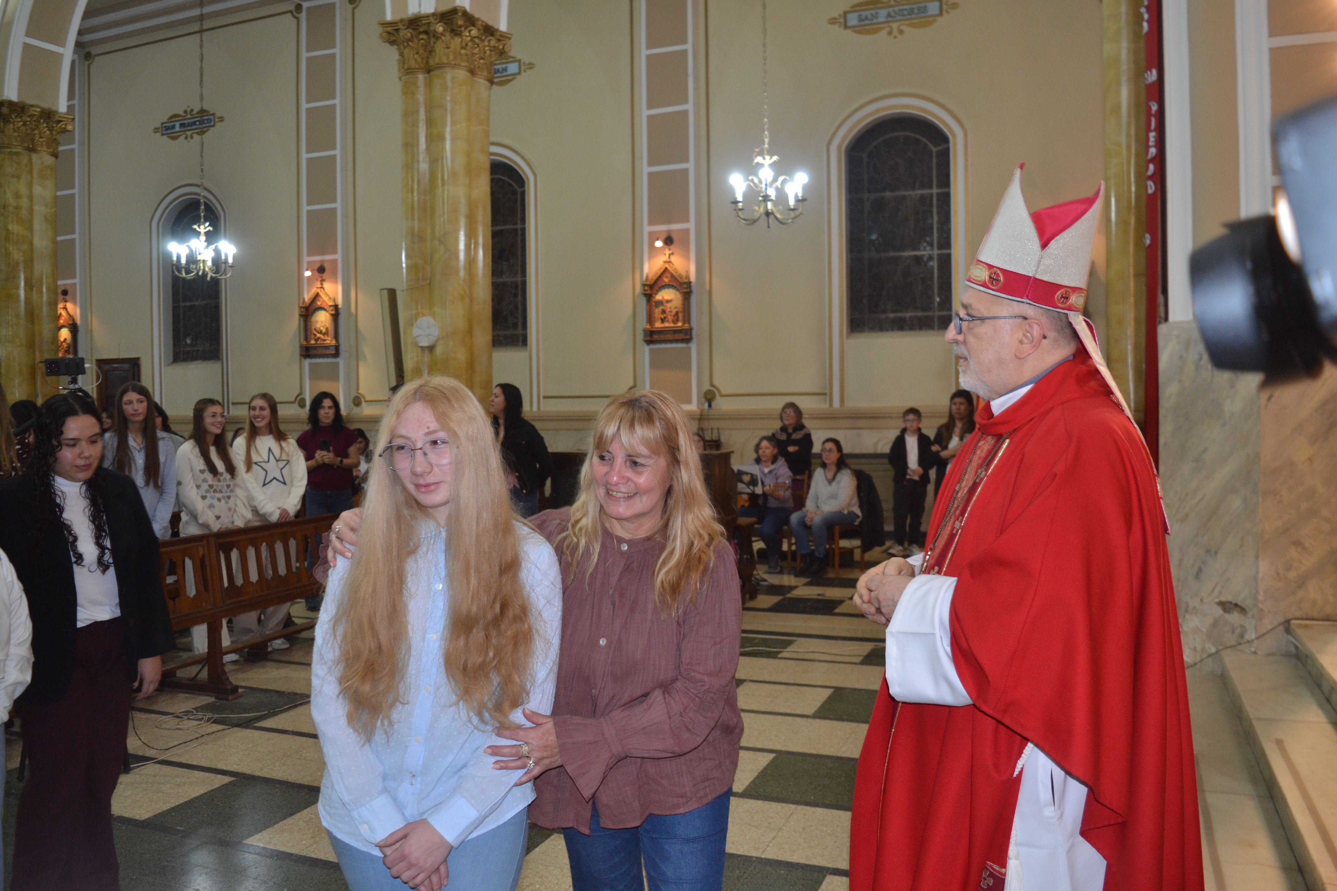   Otro grupo de adolescentes recibieron el Sacramento de la Confirmación