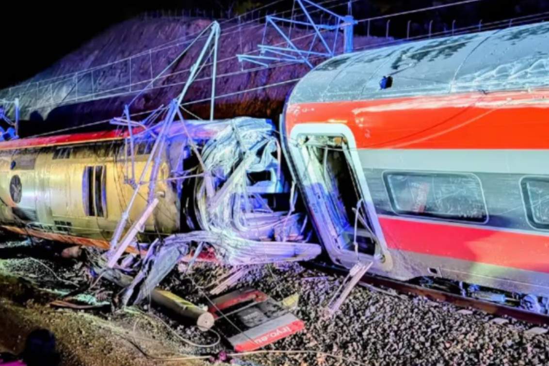 Las imágenes del choque de trenes en España: vagones destrozados, rescates y desesperación