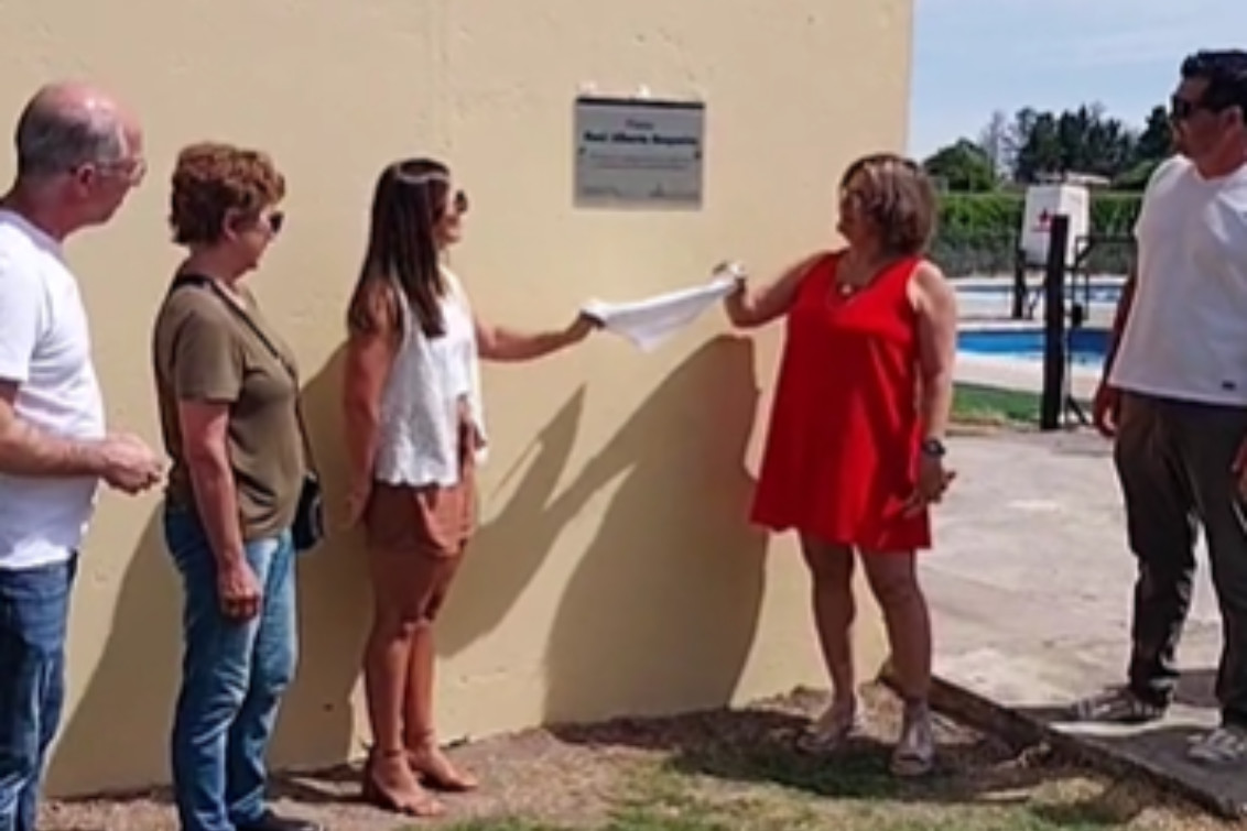 Con descubrimiento de placa recordando a Raúl Baqueiro, se inauguraron las piletas del Balneario