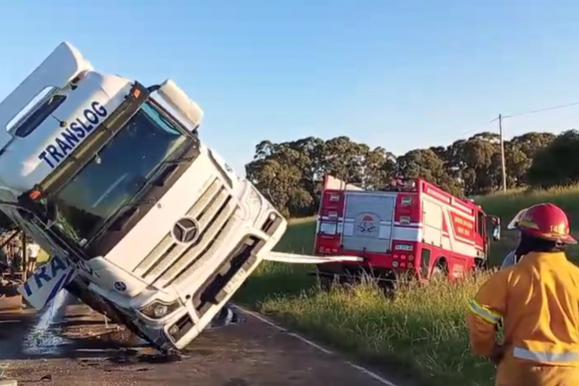  Vuelco de camión junto su carga obligo a cortar el tránsito en Ruta N° 85
