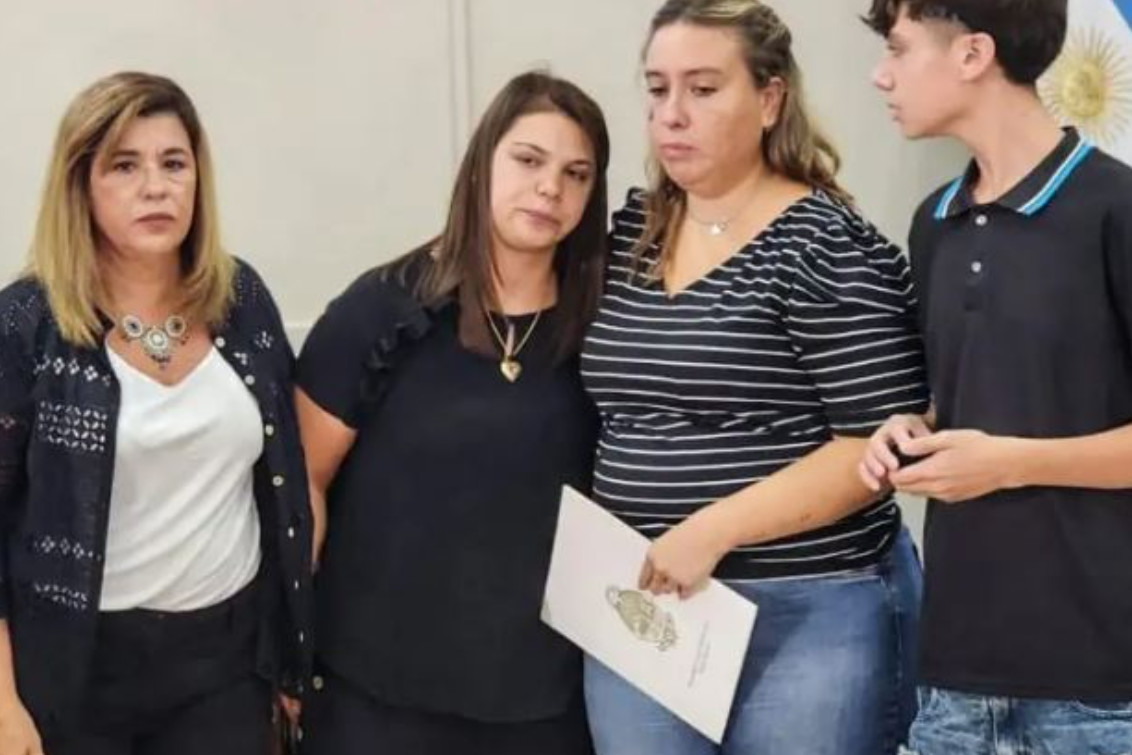 “Yo luché por este reconocimiento”, dijo la mamá de las hermanitas Hecker en el homenaje a Zalazar