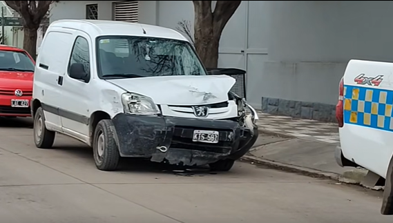 Un Fiat Duna terminó destruido, tras un fuerte choque, el otro vehículo huyó y fue localizado 