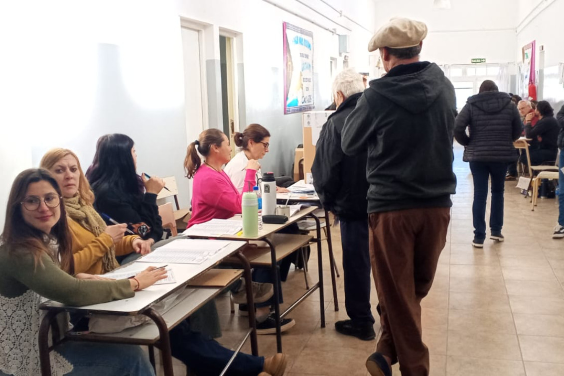 Jornada cívica en Pringles: los vecinos concurren a las urnas con algunos retrasos iniciales