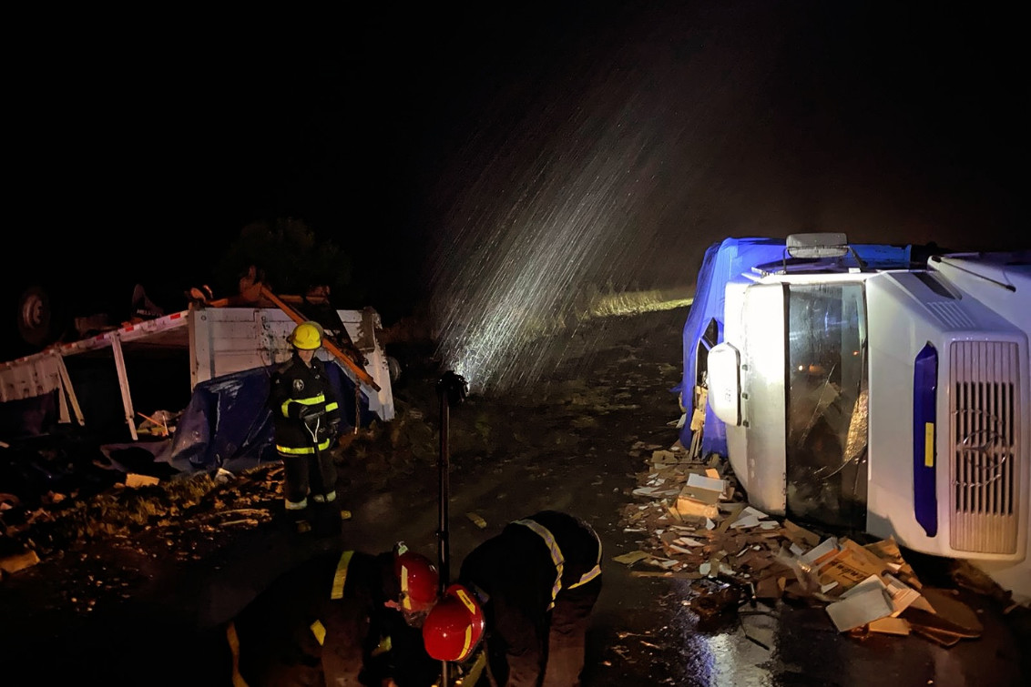  RUTA 51: Un camión volcó a metros del establecimiento “La Juanita”
