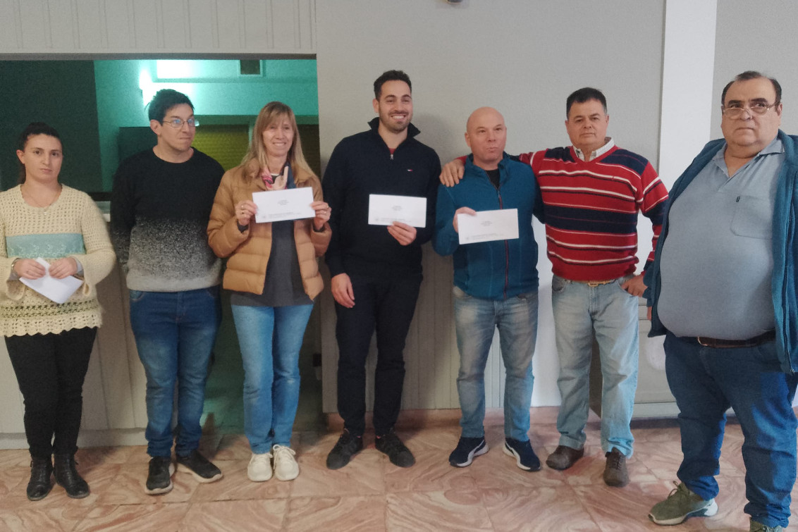  Los ganadores del sorteo final de la rifa recibieron sus premios