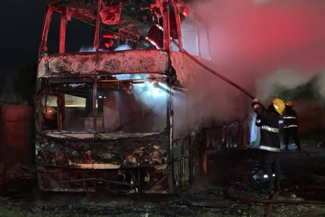 TRES ARROYOS: Un incendio calcinó un micro de dos pisos