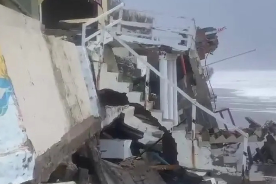 La sudestada en Monte Hermoso golpeó con fuerza y dejó grandes daños sobre las casas costeras