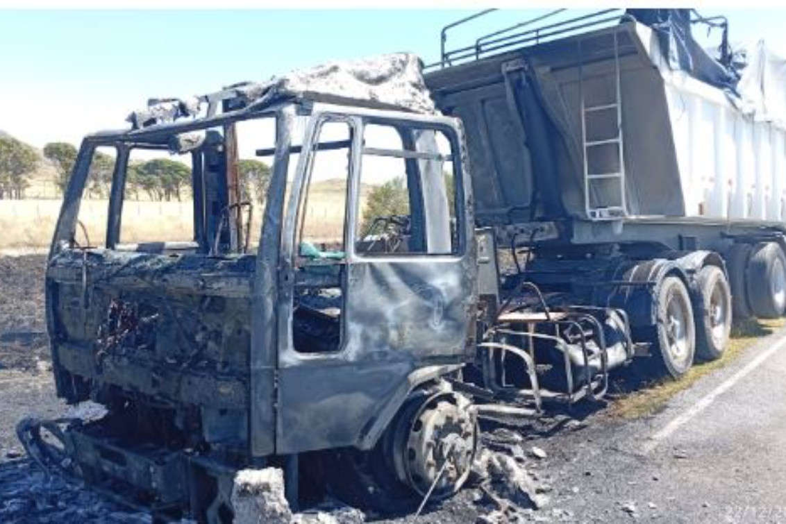 Siniestro vial en la Ruta 76: se incendió un camión y las llamas afectaron la banquina