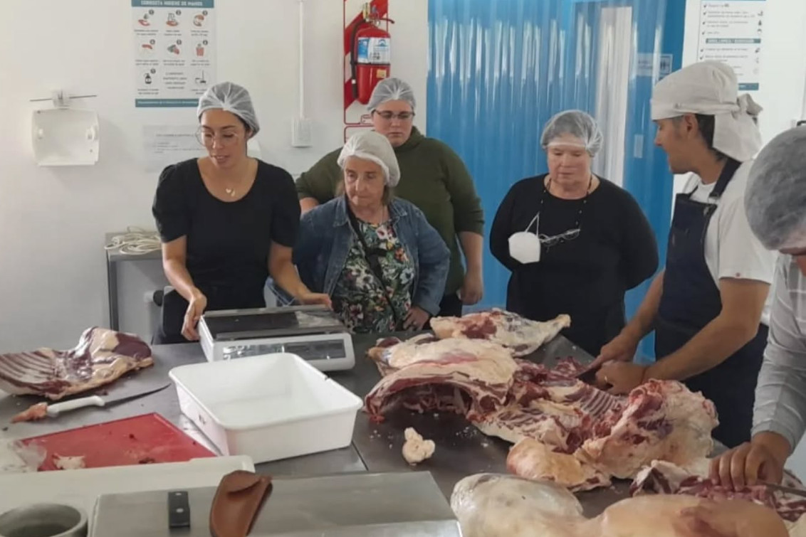 Curso de Chacinados y salazón en el Cept Nº 22 de Pontaut