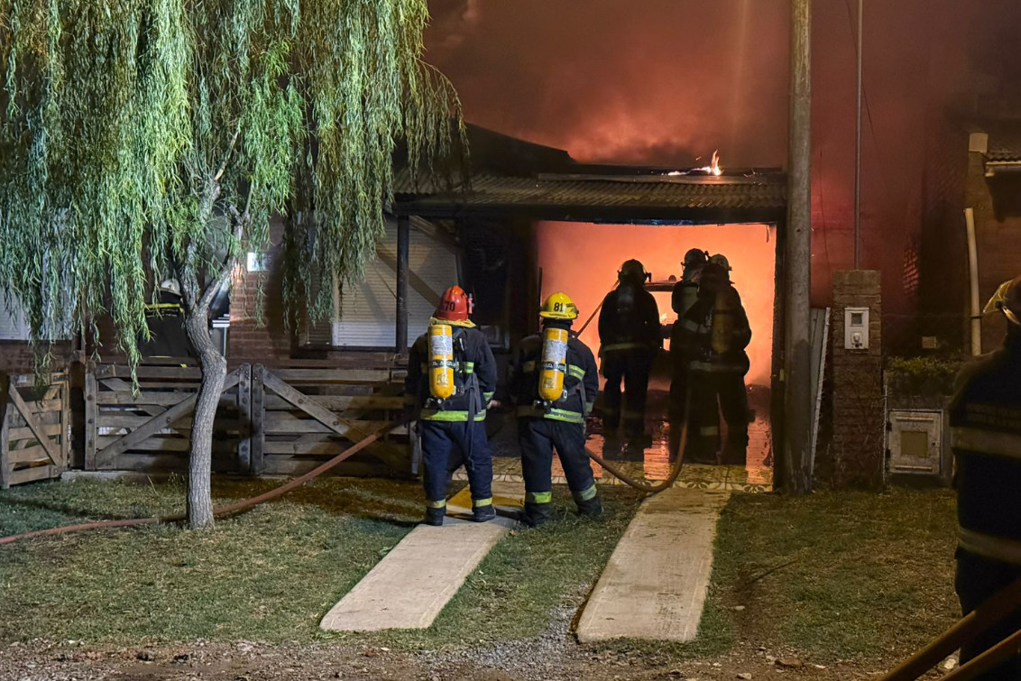 SIERRA DE LA VENTANA: Voraz incendio en el barrio San Bernardo
