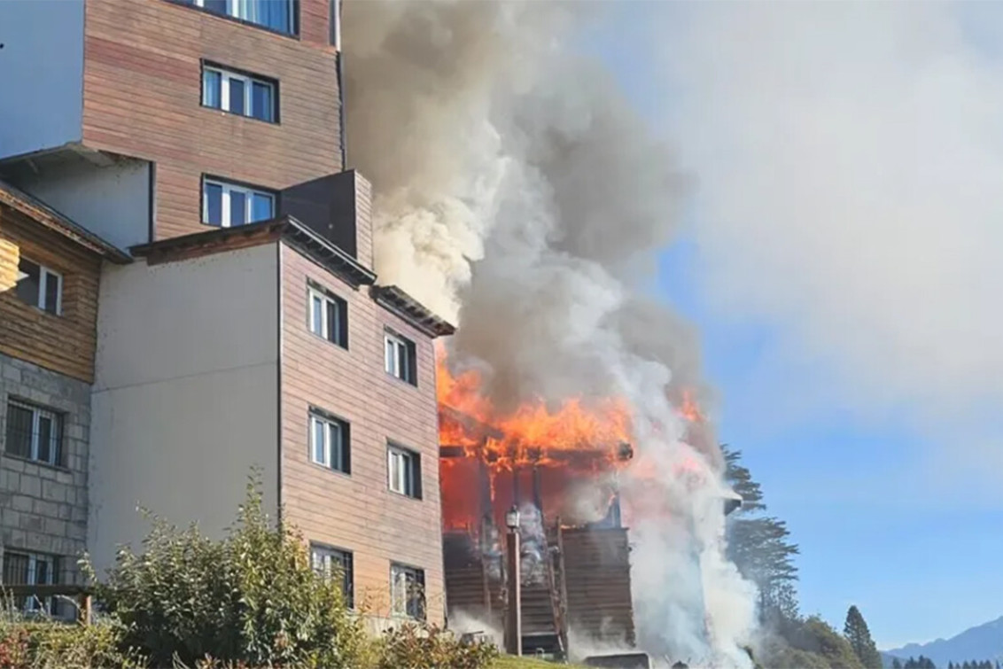 Voraz incendio destruyó el histórico Hotel Huemul de Bariloche